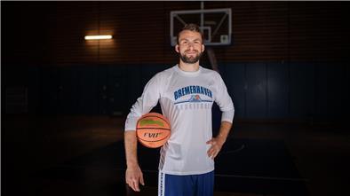 Im Porträt: Basketball-Neuzugang Hendrik Drescher bei den Eisbären Bremerhaven für die Saison 2023/24. Foto: Hartmann