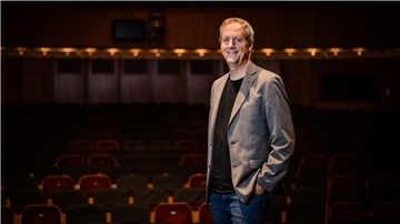 Im Porträt: Bremerhavens Stadttheater-Intendant Ulrich Mokrusch im Abschiedsgespräch auf der Bühne des Großen Hauses.