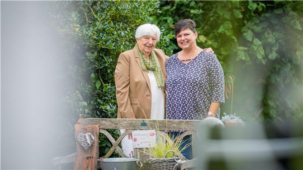 Im Porträt im heimischen Garten: Margarete und Katja Reimelt. Mutter und Tochter sind Stadtälteste in Bremerhaven. 