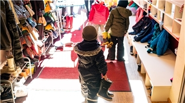 Im Rahmen der Fachkräftestrategie soll die Kinderbetreuung im Land Bremen ausgebaut werden, „damit mehr Frauen - gerade auch Alleinerziehende - in Ausbildung und Arbeit kommen“, sagt Arbeitssenatorin Kristina Vogt.