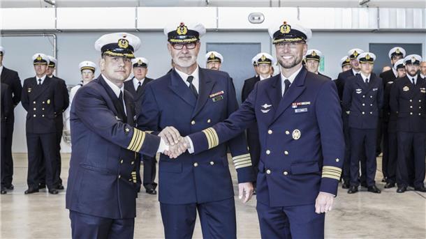 Im Rahmen einer Musterung übergab Kommodore Kapitän zur See Carsten Holtgreve (Mitte) das Kommando über die Fliegende Gruppe des MFG 5 von Fregattenkapitän Jan Pahl (rechts) an Fregattenkapitän Sebastian Goldstein.