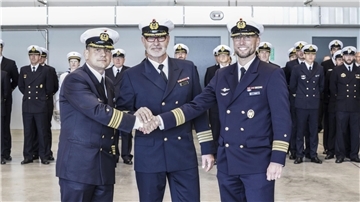 Im Rahmen einer Musterung übergab Kommodore Kapitän zur See Carsten Holtgreve (Mitte) das Kommando über die Fliegende Gruppe des MFG 5 von Fregattenkapitän Jan Pahl (rechts) an Fregattenkapitän Sebastian Goldstein.