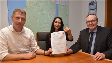 Im Rathaus in Rodenkirchen besprechen sie die Details des Beratungsangebotes (von links): Caritas-Kreisgeschäftsführer Ralf Bunten, Beraterin Seda Kahraman und Bürgermeister Harald Stindt.