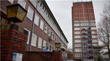Rathausgebäude mit eingerüstetem Wasserturm