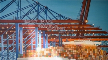 Szenerie am Hafen. Im rechten Flügel des Triptychons ist die Ladung schon gelöscht, die Container stapeln sich.