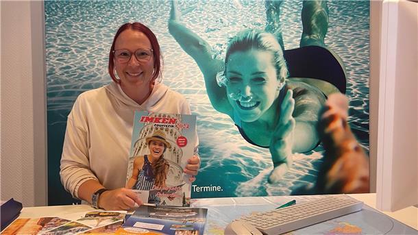 Frau hält Katalog in der Hand