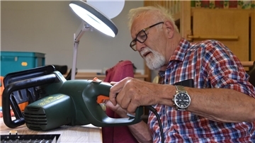 Im Reparatur-Café machen ehrenamtliche Reparateure defekte Gegenstände wieder flott.