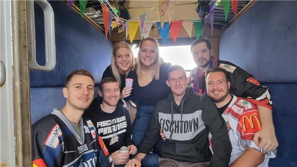 Im Reporter-Abteil wurde ordentlich dekoriert. Mareike und Svea haben gute Arbeit geleistet!