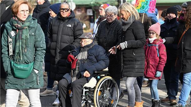 Im Rollstuhl folgte der Holocaust-Überlebende Weinberg bei der Kundgebung einem Zug durch die Innenstadt von Leer.