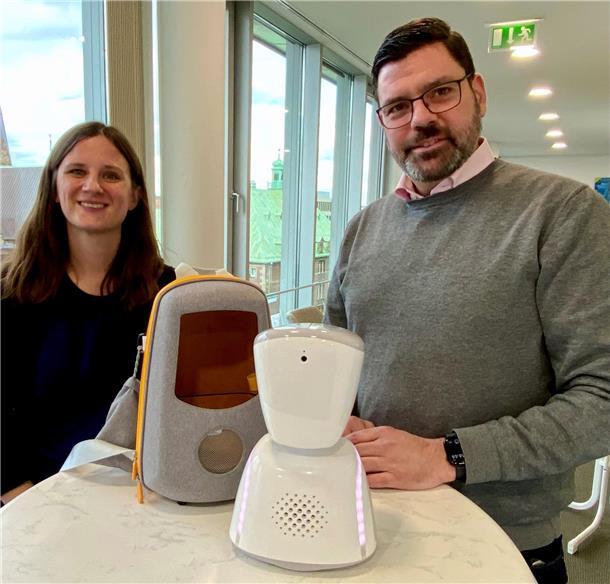 Im Rucksack kann der erkrankte Mitschüler in Form des Avatars mit in die Pause genommen werden, erklären André Sebastiani und Anna Tappe vom Bildungsressort.
