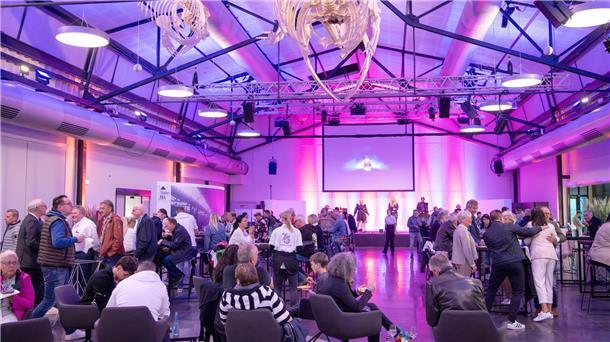 Mit Bildern: Klimakleber verschonen die Porsche-Party in Bremerhaven Saal mit vielen Leuten