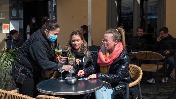Im Saarland dürfen die ersten Drinks bereits im Freien serviert werden: Dort ist das ganze Bundesland Modellregion, in Niedersachsen sind es 13 Kommunen. Cuxhaven gehört zu den ersten, die am Ostersonnabend für die dreiwöchige Testphase ausgewählt wurden.