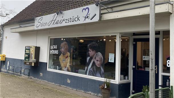 Kamm in: Das sind die krehaartivsten Friseurnamen zwischen Wesermarsch und Elbe Im "Salon Hairzstück" in Wulsbüttel wird mit Herz gearbeitet.
