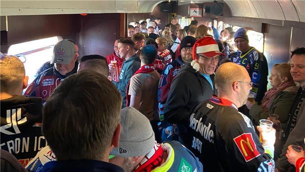 Im Sambawagen ist gut was los. Dicht gedrängt treffen sich die Fans zum Eishockey-Smalltalk.