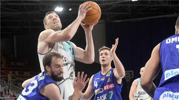 Im Schnitt steuert Robert Oehle (Zweiter von links) 12,6 Punkte und 7,4 Rebounds zum Erfolg der Eisbären bei. Der Kapitän weiß, worauf es in den Playoffs ankommt.