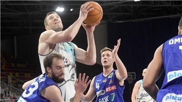 Im Schnitt steuert Robert Oehle (Zweiter von links) 12,6 Punkte und 7,4 Rebounds zum Erfolg der Eisbären bei. Der Kapitän weiß, worauf es in den Playoffs ankommt.