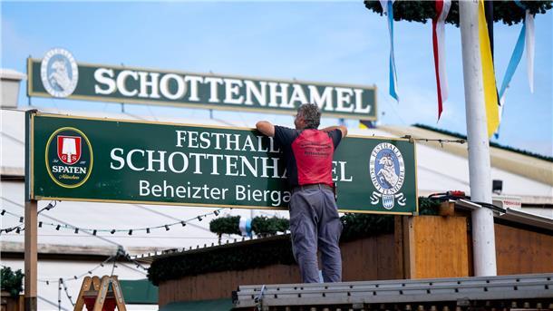 Wiesn startet - Fans reisen nach München Im Schottenhamel zapft der Oberbürgermeister am Samstag das erste Fass an.