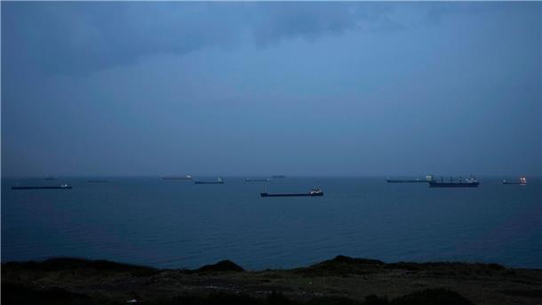 Moskau: Schiffe im Schwarzen Meer gelten als Gegner Im Schwarzen Meer ankernde Frachtschiffe. Moskau droht, Frachtschiffe als Gegner einzustufen.