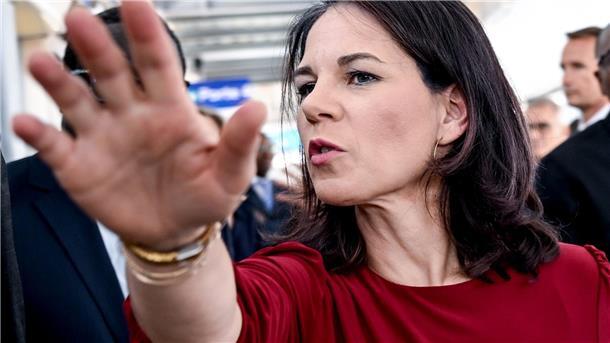 Im Senegal geht es für Außenministerin Baerbock auch um Nachhaltigkeit und Umwelt: In Dakar lässt sie sich ein Elektro-Schnellbus-System zeigen.