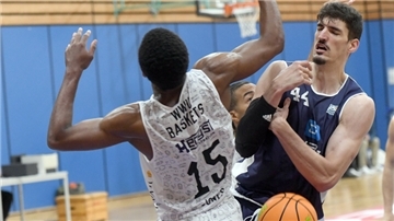 Im September verloren die Eisbären ein Testspiel gegen die WWU Baskets Münster. Hier prallt Bernat Vanaclocha Sanchez (rechts) an seinem Gegenspieler Jordan Jones ab.