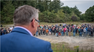Hagens Bürgermeister Andreas Wittenberg spricht im September 2022 bei der Demonstration gegen die geplante Bauschutt-Deponie in Driftsethe. 