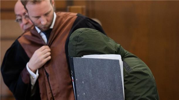 Lebenslang für Angeklagten im Kölner „Karnevalsmord“ Im sogenannten Karnevalsmord-Prozess in Köln ist der Angeklagte zu lebenslanger Haft verurteilt worden.