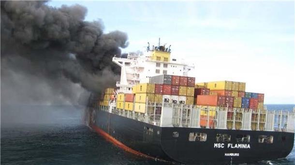 Brennendes Containerschiff