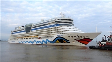 Kreuzfahrtschiff "AIDAdiva" wird von einem Schlepper gezogen