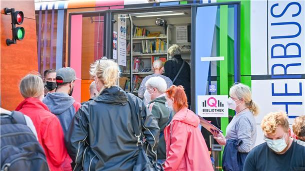 Im Sommer 2021 war der Andrang noch groß: Mobiles Impfen im und am Bücherbus bei der Loxstedter Feuerwehr.