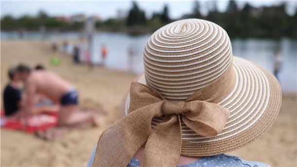 Im Sommer schützen Haare die Kopfhaut vor Sonnenstrahlen. Allerdings sind auch die Haare selbst anfällig für Schäden. Ein altbekanntes Mittel: Der Sonnenhut. (Symbolbild)