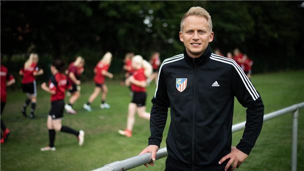 Im Sommer wird Joshua von Glahn als Trainer der Oberliga-Frauen des FC Geestland aufhören und den Landesligisten FC Hagen/Uthlede übernehmen.