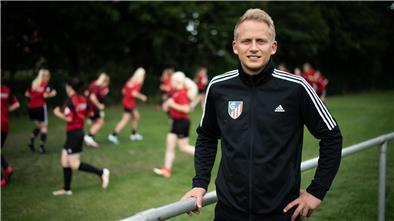 Im Sommer wird Joshua von Glahn als Trainer der Oberliga-Frauen des FC Geestland aufhören und den Landesligisten FC Hagen/Uthlede übernehmen.