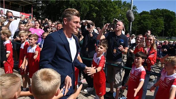 Ehrung in „Krooswald“: Verdienstorden für Toni Kroos Im Spalier wurde abgeklatscht.