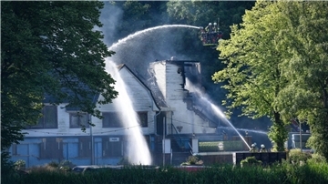 Im Speckenbütteler Bootshaus brennt es seit 6 Uhr: Die Feuerwehr ist vor Ort.