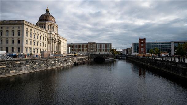Steuergeld-Verschwendung: Mit dem Taxi zur Grundschule Im Spreekanal am Humboldt Forum soll laut beschlossenen Stadtumbauprojekt des Berliner Senats ein Flussbad entstehen.