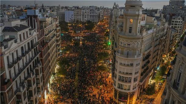 Trauer und Wut nach Flut - Zehntausende protestieren Im Stadtzentrum von Valencia kamen rund 130.000 Menschen zusammen um gegen die ihrer Ansicht nach nur schleppend angelaufene Hilfe zu protestieren.