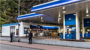 Im Streit um das Tragen von Corona-Schutzmasken wurde an dieser Tankstelle in Idar-Oberstein ein Mann erschossen.