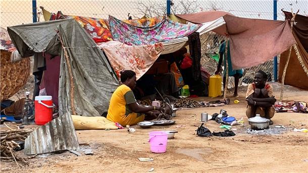 Sudan-Experte: Humanitäre Lage wird immer schlimmer Im Sudan kämpfen seit April 2023 die Armee und die paramilitärische Gruppe Rapid Support Forces (RSF) um die Macht. Hilfe für die Menschen gibt es kaum.