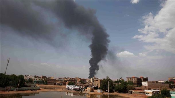Gefechte im Sudan nach Waffenpause fortgesetzt Im Sudan kämpfen seit Mitte April 2023 die Armee und paramilitärische Einheiten des ehemaligen Vizepräsidenten um die Vorherrschaft.