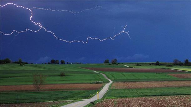 Wetterdienst erwartet örtliche Unwetter mit Starkregen Im Süden Deutschlands werden Regenfälle mit bis zu 40 Litern pro Quadratmeter erwartet.