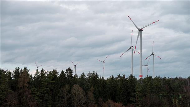 Windkraft im Wald – Verbände warnen vor Zerstörung Im Süden Niedersachsens sollen Waldflächen für Windräder geöffnet werden, wie hier in Bayern. (Archivbild)