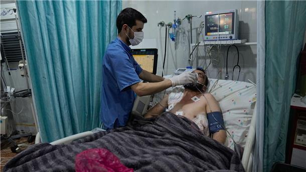 Im syrischen Bab Al-Hawa wird ein Erdbebenopfer im Krankenhaus behandelt.