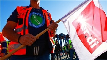 Im Tarifkonflikt um die Löhne der Hafenarbeiter an den Nordseehäfen hat die Gewerkschaft Verdi die Arbeitgeber zu einem verbesserten Angebot aufgefordert.