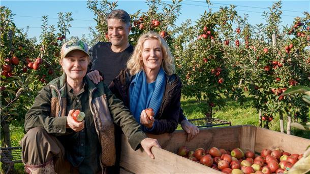 Lina Wendel, Regisseur Johannes Naber und Maria Furtwängler stehen neben einer Apfelkiste.