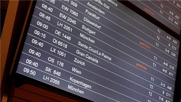 Verdi wertet Warnstreik bei Lufthansa als großen Erfolg Im Terminal 2 des Hamburger Flughafens weist eine Anzeigetafel auf ausfallende Flüge hin.