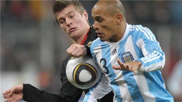 Im Testspiel gegen Argentinien am 3. März 2010 feierte Toni Kroos sein Nationalmannschafts-Debüt.