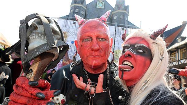 Mehr als 45.000 Menschen feiern Walpurgisnacht im Harz Im Teufelskostüm stehen Besucher auf dem Marktplatz in Wernigerode.