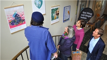 Im Treppenaufgang des Braker Rathauses ist die Ausstellung „Our mother earth – unsere Mutter Erde“ bis Monatsende zu sehen.