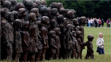 Im tschechischen Dorf Lidice erinnert dieses Mahnmal an ein Massaker durch deutsche Soldaten im Juni 1942. Deusche Truppen hatten zuvor als Vergeltung 192 Männer und Jungen hingerichtet. Hunderte Kinder kamen ins Konzentrationslager. 