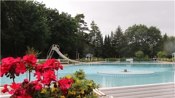 Ein leeres Freibad bei Regen.